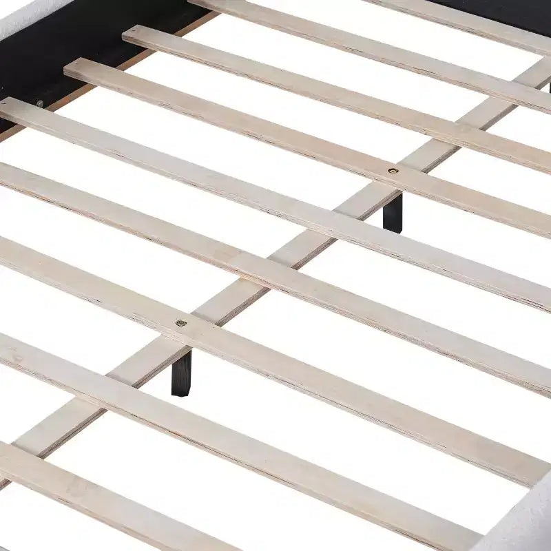 Letto a piattaforma imbottito in bouclé bianco con testiera curva, per 1-2 persone
