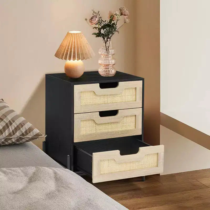 Comodino singolo boho in rattan nero con gambe in metallo