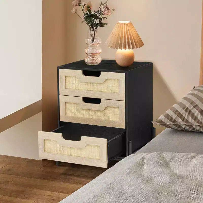 Comodino singolo boho in rattan nero con gambe in metallo