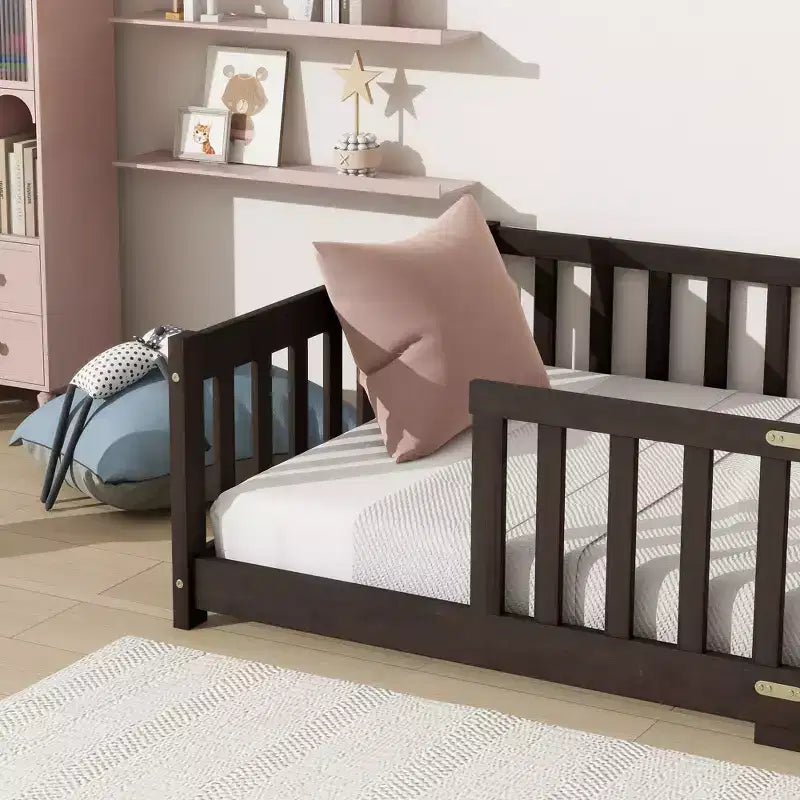 Letto a Castello a Terra con Sponda di Sicurezza, Espresso/Grigio/Naturale/Rosa/Bianco, Legno Massello, 1 Bambino
