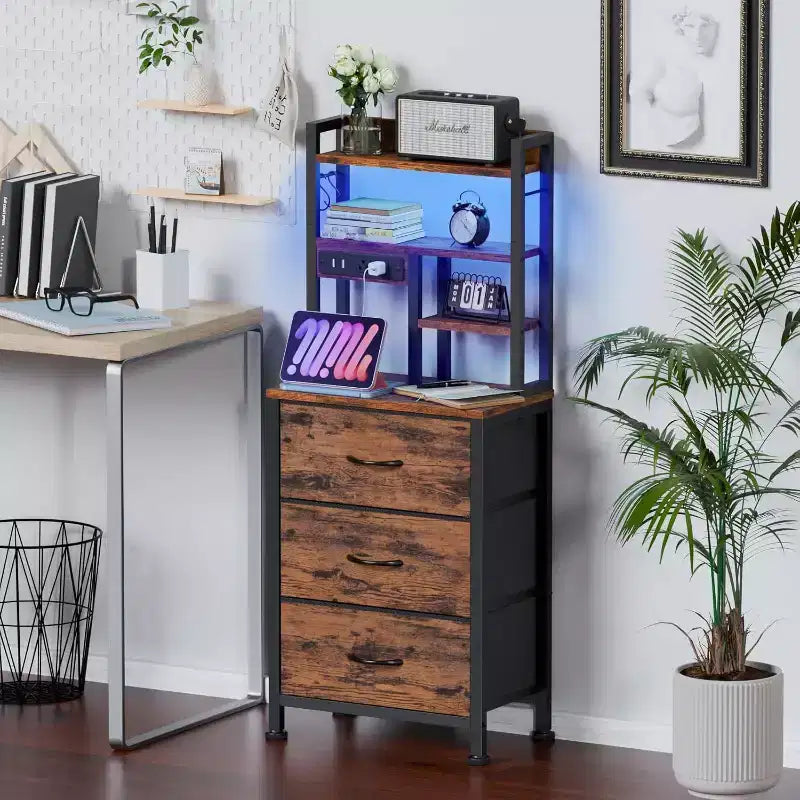 Comodino Alto Industriale Marrone con Luci LED e Ricarica USB – Uso da Camera Singola